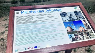 MESAS_INTERPRETATIVAS__foto_CMSC_CERCAL_MOINHO_DAS_TEIMOSAS|TOTENS_TURISTICOS_foto_CMSC_ABELA_IGREJA|TOTENS_TURISTICOS_foto_CMSC_PCC_ANTIGA_MOURARIA_SANTIAGO_CACEM